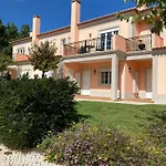 Del Rey - Spacious And Bright Townhouse With Golf View Hébergement de vacances Amoreira (Leiria)